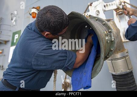 Atlantik (Aug. 27, 2018) - seaman Apprentice Carlos Riosvega reinigt das Innere eines Kraftstoffeinlass Pumpe auf den amphibischen dock Landung Schiff USS Fort McHenry (LSD 43) während vier Carrier Strike Group (CSG 4) amphibische bereit, Gruppe, Marine Expeditionary Unit Übung (ARGMEUEX). Kearsarge Amphibious Ready Gruppe und 22 Marine Expeditionary Unit sind die Verbesserung der gemeinsamen Integration, die Letalität und kollektiven Fähigkeiten des Navy-Marine Corps Team durch gemeinsame Planung und Durchführung von anspruchsvollen und realistischen Schulungsszenarien. CSG-4 Mentoren, Züge und bewertet die Ostküste Einheiten zur Aufbereitung von fo Stockfoto