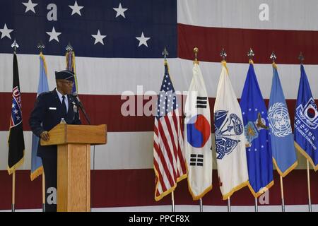 Gen. CQ Brown, Jr., Commander, Pacific Air Kräfte, gibt seine einführenden Bemerkungen während des siebten Air Force Ändern des Befehls Zeremonie am Osan Flughafen, Republik Korea 27.08.2007 2018. Während der Zeremonie Braun Abschied von Generalleutnant Thomas W. Bergeson und begrüßte Generalleutnant Kenneth S. Wilsbach auf die ROK. Stockfoto