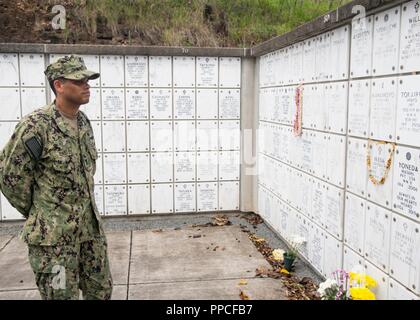 HONOLULU (Aug. 27, 2018) USS Missouri Chief Petty Officer (CPO) Legacy Akademie Klasse019 Mitglied Chief (Auswählen) Elektronikerin Darren Ensley von Cartersville, Ga. die Namen der Weltkriegveterane beobachtet im columbarium des National Memorial Friedhof des Pazifik. Die CPO Legacy Academy ist ein 6-tägiger Kurs, in dem die Chief Petty officers und selectees an Bord der USS Battleship Missouri Memorial leben und in der Erhaltung Aktivitäten, Leadership Training, Szenarien reenact stattfand, an Bord der USS Missouri teilnehmen, und die Lektionen über die Geschichte und das Erbe von Th lernen Stockfoto