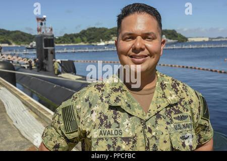 YOKOSUKA, Japan (August 22, 2018) Chief's Machinist Mate (Waffen) Oscar Avalos, Commander, U-Gruppe 7 zugeordnet, posiert für ein Portrait auf der Pier in US-Flotte Aktivitäten Yokosuka, Japan. "Die Arbeit, die ich tun torpedoman genannt zu werden", sagte Avalos. "Wenn es darauf ankommt, wenn wir im Krieg, Ich bin der das Nachladen der Waffe für den Captain." Stockfoto