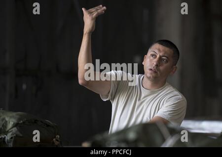 Us Air Force Staff Sgt. Julio Pernas, 86th Logistik Bereitschaft Squadron Antenne Lieferung Supervisor, leitet ein Gabelstapler wie nimmt sie einen Container Delivery System in Otopeni, Rumänien, 22.08.2018. Die CDS Pakete wurden dann Super C-130J Hercules Flugzeuge an der 37th Airlift Squadron, Air Base Ramstein, Deutschland, Zugeordnet später Airdropped an diesem Tag als Teil der Übung Karpaten Sommer 2018 werden wird. Stockfoto