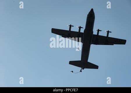 Der rumänischen Luftwaffe Fallschirmjäger springen aus der US Air Force C-130J Super Hercules Flugzeuge an der 37th Airlift Squadron, Air Base Ramstein, Deutschland, über boboc Air Base, Rumänien, 23.08.2018, vergeben. Die fallschirmabwürfen waren Teil der Übung Karpaten Sommer 2018 ein bilaterales Training übung für die Interoperabilität und die Bereitschaft der Kräfte durch die Durchführung von kombinierten Luft Operationen mit der Rumänischen Luftwaffe zu verbessern. Stockfoto