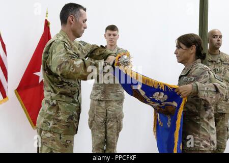 CAMP BUEHRING, Kuwait - 1.BATAILLON, im Aviation Regiment (Angriff) Bataillonskommandeur Oberstleutnant Timothy Cleighton und Command Sgt. Maj. Cynthia Carlino feierlich Fall das BATAILLON Farben bei einer Übertragung der Autorität Zeremonie 12.08.28 am Lager Buehring, Kuwait. Die Zeremonie bedeutete der erfolgreiche Abschluss eines 9-monatigen Einsatz zur Unterstützung der Operation Spartan Schild und Betrieb verbundenen Lösen Stockfoto