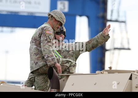 Ein Lot mit der 2. Staffel, 278Th Armored Cavalry Regiment, eine Nationalgarde Einheit aus Knoxville, Tennessee, gibt Richtungen in die Staging Area im Hafen von Danzig, Polen, August 28. Polen ist einer der vier Nationen über die NATO-Enhanced, Präsenz, Betrieb Atlantic lösen, ein 9-monatiges Training Mission für die Reserve, die Nationalgarde und Active Duty Einheiten mit NATO-Partnern im Engagement für Frieden, Sicherheit und Stabilität in Europa. Stockfoto