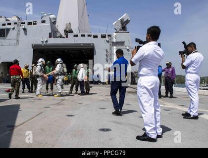 TRINCOMALEE, SRI LANKA (26. August 2018) Matrosen zu San Antonio zugeordnet - Klasse amphibious Transport dock USS Anchorage LPD (23) und die Marines, die dem zugeordnet 13 Marine Expeditionary Unit (MEU) Not Luftfahrzeugen Brandbekämpfung Techniken auf dem Flugdeck demonstrieren, Sri Lanka navy Segler während einer planmäßigen Einsatz der Essex Amphibious Ready Group (ARG) und die 13. MEU. Anchorage und die eingeschifften Marineinfanteristen des 13. MEU führen ein Theater Sicherheit Zusammenarbeit Übung mit der Sri Lankan Navy und Marine. Teil einer wachsenden US-Sri Lanka naval Partnerschaft, der Ex Stockfoto