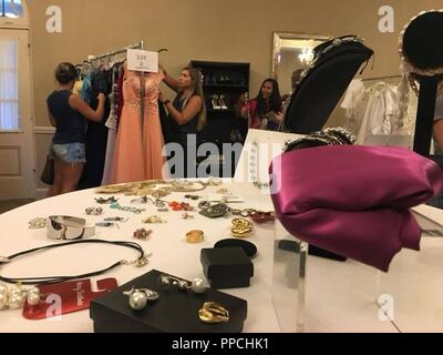 FORT Benning, Ga (Aug. 31, 2018) - Das Fort Benning Gemeinschaft Ehegatten Club gehostet wird ein Pop-up-Boutique im Benning Club in Fort Benning, Georgia, die Eröffnung des Betriebes Bereitstellung feiern Sie Ihr Kleid 12.08.30. Stockfoto