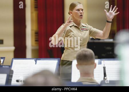 Gunnery Sgt. Stacie Crowther, Assistant drum Major," der Präsident selbst "US-Marine Band, führt die Band während der Probe der neuen März "Jahrhunderts der Service" im Marine Kaserne Anhang, Washington, D.C., Aug 28., 2018. "Jahrhunderts der Service" geschrieben wurde zu 100 Jahren des Dienstes von Frauen in der Marine Corps ehren. Stockfoto