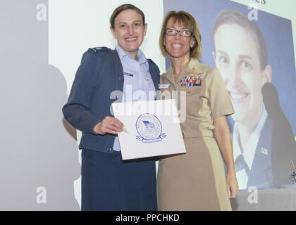 - NMCP anerkannt 10 Master Master Kliniker Kliniker und zehn Mitarbeiter in einer Feierstunde in der Aula des Medical Center statt, 12.08.28. Kapitän Carolyn Reis, NMCP handeln kommandierender Offizier (links) mit der US-Luftwaffe Oberstleutnant Christina Cristaldi, einer der neuen Master Kliniker. Stockfoto