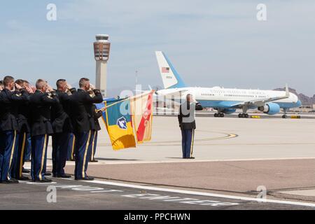 Arizona Nationalgarde begrüssen eine Boeing C-32 militärischen Flugzeug, trägt die Schatulle Senator John McCain, die sich anschickt, aus August 30, 2018, von den Goldwater Air National Guard Base. Rund 200 Gardisten stand in Bildung als das Arizona Senator war aus der wagenkolonne des Flugzeugs zu übertragen. (Oklahoma Army National Guard Stockfoto