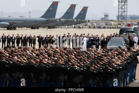 Arizona Nationalgarde salute wie das US-Militär gemeinsame Ehrengarde trägt die Schatulle von Senator John McCain zu einem Boeing C-32 Kampfflugzeuges für ein würdiges Transfer 12.08.30, 2018, am Goldwater Air National Guard Base in Phoenix. McCain, sechs - Begriff der republikanische Senator aus Arizona, der seine Schlacht mit Gehirn Krebs früh diese Woche verloren, nach Washington D.C. für eine Zeremonie an der U.S. Capitol geflogen werden, bevor in Annapolis, Maryland beigesetzt. (Oklahoma Army National Guard Stockfoto