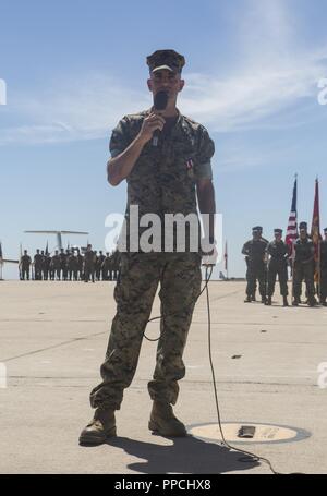 Oberstleutnant Michael A. Spears, kommandierender Offizier der Sitz und die Hauptverwaltung Squadron, spricht während der H&HS Ändern des Befehls und seiner Pensionierung Zeremonie an der Marine Corps Air Station Miramar, Calif., Aug 30. Die Zeremonie offiziell anerkannten Spears für seine 23 Jahre der ehrenvollen Dienst der Marine Corps und seine Zeit als Kommandierender Offizier der H&HS von Juli 2016 bis August 2018. Stockfoto