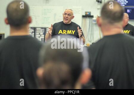 Georgia Armee nationale Scots Guards, Oberst Anthony B. Poole, Stellvertretender Chef des Stabes, der Marietta zugewiesene Joint Force Headquarters, führt die in Kürze an die Armee bekämpfen Fitness Test Training am 12.08.31. statt. 2018 Im Clay National Guard. Die neue physische Fitness Test misst alle Aspekte der Fitness Stärke, Kraft, Schnelligkeit und Beweglichkeit. U.S. Army National Guard Stockfoto