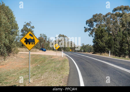 Bahnübergang Verkehrsschild in ländlichen NSW Australien. Stockfoto