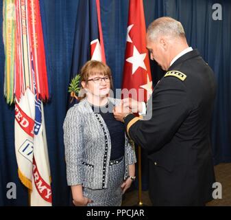 Gen. Gus Perna, Kommandant der Armee Materiel Command, Stifte der Senior Executive Service Pin an Renee Mosher's Revers während Ihrer 22.08.Termin Zeremonie am AMC Hauptquartier, Redstone Arsenal, Alabama. Mosher wurde der Direktor des AMC Logistik Direktion Juli 22. Stockfoto