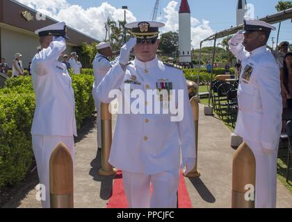 PEARL HARBOR (Aug. 31, 2018) - Cmdr. Brian Turney ist an Bord geleitet während der Los Angeles-Klasse schnell-Angriffs-U-Boot USS Chicago (SSN721) Ändern des Befehls Preisverleihung auf der USS Bowfin U-Boot Museum und Park in Pearl Harbor, Hawaii, 12.08.31. Stockfoto