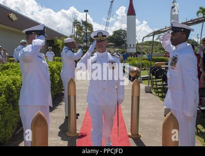 PEARL HARBOR (Aug. 31, 2018) - Cmdr. Chance Litton ist an Bord geleitet während der Los Angeles-Klasse schnell-Angriffs-U-Boot USS Chicago (SSN721) Ändern des Befehls Preisverleihung auf der USS Bowfin U-Boot Museum und Park in Pearl Harbor, Hawaii, 12.08.31. Stockfoto