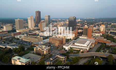 Das State Capitol Building steht hinter der Innenstadt in der Dämmerung in Little Rock, AR USA Stockfoto