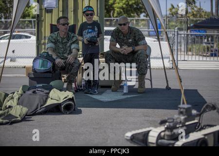 Us Marine Corps Gunnery Sgt. Kyle Winjum (links) und Sgt. David Bloxham (rechts), sowohl für die Beseitigung von Explosivstoffen Techniker mit der Bekämpfung der Logistik Bataillon 15, 1 Marine Logistik Gruppe, präsentieren ihre Ausrüstung während Los Angeles Flotte Woche, Aug 31., 2018. Los Angeles Flotte Woche feiert und ehrt Meer Dienstleistungen der Nation, erleichtert die jährliche Katastrophenschutz zwischen der Navy, Marine Corps, Coast Guard und lokalen Ersthelfer, und bietet der Öffentlichkeit die Gelegenheit, praktische Erfahrungen mit Marine Corps Ausrüstung und Interagieren mit Service Mitglieder zu einem Bette gewinnen Stockfoto
