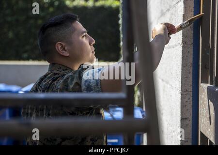 Us Marine Corps Staff Sgt. Rubin Tan, eine Kommunikation Strategie und Operations Chief mit Sitz Regiment, 1 Marine Logistics Group, Farben, einen Zaun an der Ronald McDonald Haus während einer Community service Veranstaltung in Los Angeles Flotte Woche, August 30, 2018. Los Angeles Flotte Woche stellt eine Gelegenheit für das Marine Corps und der Marine die Qualität von Personal für die Bürger von Los Angeles zu demonstrieren und Umgebung. Los Angeles Flotte Woche feiert und ehrt Meer Dienstleistungen der Nation, erleichtert die jährliche Katastrophenschutz zwischen der Navy, Marine Corps, Coast Guard Stockfoto