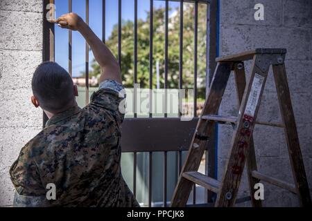 Us Marine Corps Staff Sgt. Rubin Tan, eine Kommunikation Strategie und Operations Chief mit Sitz Regiment, 1 Marine Logistik Gruppe, malt ein Zaun an das Ronald McDonald Haus in Los Angeles Flotte Woche, August 30, 2018. Los Angeles Flotte Woche stellt eine Gelegenheit für das Marine Corps und der Marine die Qualität von Personal für die Bürger von Los Angeles zu demonstrieren und Umgebung. Los Angeles Flotte Woche feiert und ehrt Meer Dienstleistungen der Nation, erleichtert die jährliche Katastrophenschutz zwischen der Navy, Marine Corps, Coast Guard und lokalen Ersthelfer, und Stockfoto