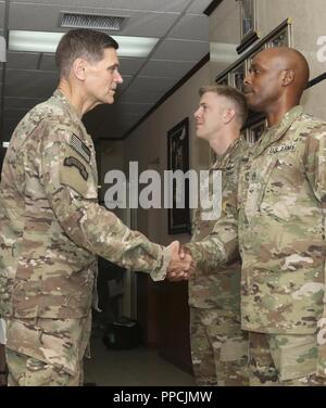 Us-Armee General Joseph Votel, US Central Command Commander, präsentiert eine Münze zu U.S. Army Staff Sgt. Isaac Gresham, eine Maintenance Management Officer bei seinem Besuch in Camp als Sayliyah, Katar, August 30, 2018 noncommissioned. Der Besuch stellt Gen. Votel mit einem tieferen Verständnis der einzigartigen Fähigkeiten ASG-Katar und US-Army Central Soldaten zu USCENTCOM's Mission und die Möglichkeit hartnäckige Exzellenz unserer militärischen zu erkennen geben. ( Stockfoto