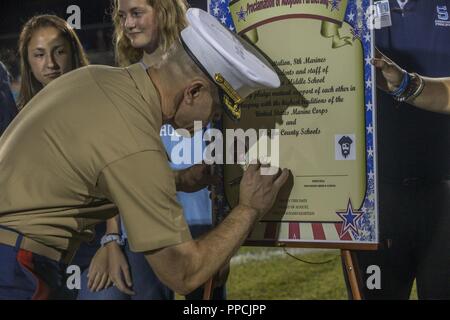 Us Marine Corps Oberstleutnant Neil R. Berry, der kommandierende Offizier der 3rd Battalion, 14th Marine Regiment (3/8), Zeichen des Memorandum of Understanding (MOU) für Swansboro mittlere Schule als Teil des Adopt-a-School Program bei Swansboro High School in Swansboro, N.C., Aug 31., 2018. Berry unterzeichnet die Vereinbarung die Einbeziehung der Gemeinschaft in der Bildung durch die Marine Corps zu unterstützen. Die Adopt-a-School Program wurde implementiert, um zu helfen, eine für beide Seiten vorteilhafte Beziehung zwischen Militär und lokalen Schulen entwickeln. Stockfoto