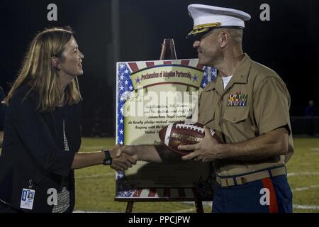 Us Marine Corps Oberstleutnant Neil R. Berry, rechts, der kommandierende Offizier der 3rd Battalion, 14th Marine Regiment, und Dr. Helen Brutto, Links, die wichtigsten Swansboro High School, Hände schütteln Nach dem Memorandum of Understanding (MOU) Adopt-a-School Program Unterzeichnung an Swansboro High School in Swansboro, N.C., Aug 31., 2018. 3/8 unterzeichnet die Vereinbarung die Einbeziehung der Gemeinschaft in der Bildung durch die Marine Corps zu unterstützen. Die Adopt-a-School Program wurde implementiert, um zu helfen, eine für beide Seiten vorteilhafte Beziehung zwischen Militär und lokalen Schulen entwickeln. Stockfoto