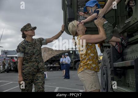 Us Marine Corps Lance Cpl. Crystal Quiroz, ein Kfz-Fahrer mit 1 medizinischen Bataillon, 1. Marine Logistik Gruppe, erklärt die Funktionen eines Mediums taktische Fahrzeugs Ersatzfahrzeug während Los Angeles Flotte Woche, Sept. 1, 2018. Los Angeles Flotte Woche stellt eine Gelegenheit für das Marine Corps und der Marine die Qualität von Personal für die Bürger von Los Angeles zu demonstrieren und Umgebung. Statische Displays ermöglichen das Marine Corps die Gelegenheit, die Navy-Marine Corps Beziehung mit dem amerikanischen Volk zu pflegen und die Fähigkeit als expeditionar zu dienen. Stockfoto