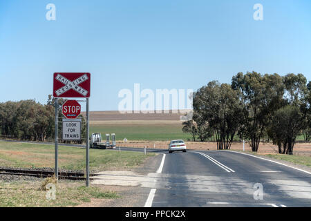 Stop-Schild an einem Bahnübergang, Central West NSW Australien. Stockfoto