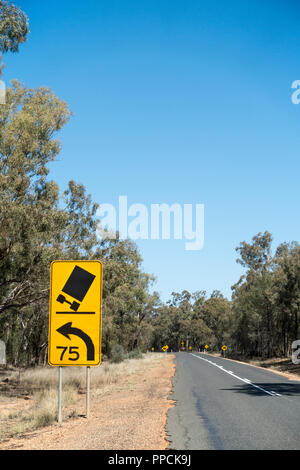 Warnschild für LKW-Fahrer zu verlangsamen bis 75 km/h. Ländliche Region, Australien. Stockfoto