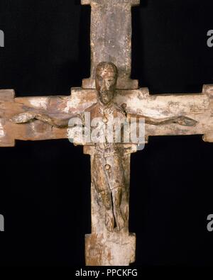 Arte Románico. Siglo XII. Cristo de Taüll. Talla policromada con restos de Pintura en la Figura de Cristo y en la Cruz. Fue utilizada como Cruz parroquial debido a su Largo brazo (100 x 32 cm). Iglesia Parroquial de Sant Climent de Taüll. Provincia de Lleida. Cataluña. España. Stockfoto