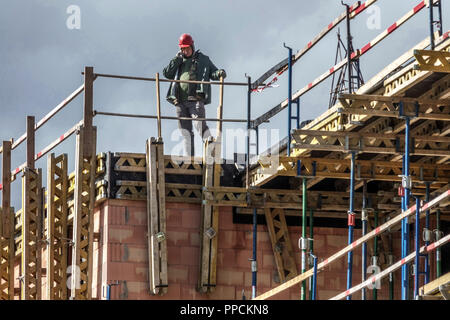 Neue Wohnbaustelle Prag Tschechische Republik Europa Immobilien Wohnen Baugewerbe Baustelle Arbeiter allein arbeiten Stockfoto