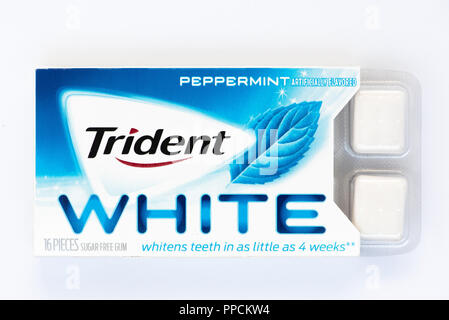 Ein Paket von pfefferminze Trident White zuckerfreie Kaugummis, die behaupten, die Aufhellung der Zähne in nur 4 Wochen. Stockfoto