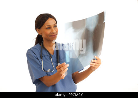 Young Professional Afro-amerikanische Arzt Prüfung x-ray von Patienten Brust Stockfoto