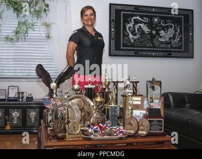 Armee finden Oberstleutnant sonnigen K. Mitchell, Commander, 3.BATAILLON, Special Operations Command, Armee finden Element, 76 Operationelle Antwort Befehl stellt für ein Portrait mit ihren vielen Golf Trophäen und Auszeichnungen in Tampa, Florida, am 29. August. Mitchell hat auf der All-Army Golf Team seit 14 Jahren konkurrierten, ihrer Abteilung gewann sieben Mal. Stockfoto