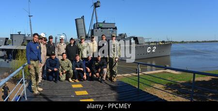 ASCUNCION, Paraguay - Naval kleine Handwerks- Anweisung und Technische Ausbildung Schule Team, Cmdr. John T. Grün und Cmd. Der Master Chief Jimmy Arevalo, und Leutnant Cdr. Daniel Upp mit der US-Botschaft, weit Recht, posieren mit Studenten und Dozenten in einer neuen Diesel Systems Überholung und Wartung mobile Training Team Engagement in Asunción, Paraguay. Diese besondere mobile training Iteration empfohlene sechs Offiziere und drei Soldaten Sicherheit Kraft Fachleute aus der paraguayischen Marine. Die zweiwöchige Schulung genutzten früheren Absolventen von NAVSCIATTS 'in-resident DSOM-Kurse Stockfoto