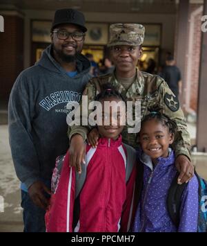 Lager Humphreys, Republik Korea - Sgt. Courtney Davis, ein Fachmann der öffentlichen Angelegenheiten in den 2 Combat Aviation Brigade zugeordnet, und ihr Mann, ihre Töchter zu Ihrem ersten Schultag an Humphreys zentrale Grundschule, August 27. Schulen auf Lager Humphreys öffneten ihre Türen am 27. August für die 2018-2019 Schuljahr begrüßen neue und wiederkehrende Studenten, Dozenten und begleitet die Familie. Stockfoto