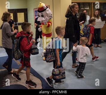 Lager Humphreys, Republik Korea - Sparky das Feuer Hund, die Lager Humphreys Feuerwehr Maskottchen, begrüßt die Teilnehmer und Familie für den ersten Schultag an Humphreys zentrale Grundschule, August 27. Schulen auf Lager Humphreys öffneten ihre Türen am 27. August für die 2018-2019 Schuljahr begrüßen neue und wiederkehrende Studenten, Dozenten und begleitet die Familie. Stockfoto