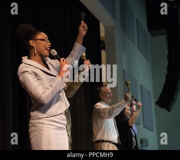 Lager Humphreys, Republik Korea - Tiffany M. Bryant, Direktion der Humphreys zentrale Grundschule, klingelt mit anderen wichtigen Führungskräften Anfang der Klasse für den ersten Tag in der Schule zu signalisieren, den 27. August. Schulen auf Lager Humphreys öffneten ihre Türen am 27. August für die 2018-2019 Schuljahr begrüßen neue und wiederkehrende Studenten, Dozenten und begleitet die Familie. Stockfoto