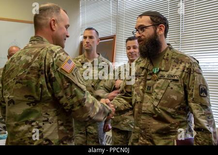 Ch (Capt.) Michael Harari, 1-229 th Angriff Reconnaissance Bataillon Kaplan, erhält eine Army Commendation Medal von Oberst Matthew Braman, 16 Combat Aviation Brigade Commander, für seine Taten Selbstmord mit Joint Base Lewis-McChord, Washington, 12.08.30, 2018 zu vermeiden. Harari, ein Eingeborener von Los Angeles, Calif., gespeichert in einem fremden Leben und ihn daran hinderten, Selbstmord zu begehen, Aug 26., 2018. Stockfoto