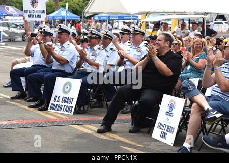 Kulinarische Mannschaften von der US Coast Guard, der U.S. Navy und der Royal Canadian Navy in der kochwettbewerb "Galley Wars' bei Los Angeles Flotte Woche in San Pedro, Kalifornien, Sept. 3, 2018 konkurrierte. Petty Officer 3. Klasse Melissa Northrop, Petty Officer 2nd class Derek Nguyen, und Petty Officer 1st Class Michael Allen, Coast Guard kulinarische Spezialisten der Coast Guard Cutter Alert, gewann die Koch - weg. Starkoch Robert Irvine verkündete die Sieger und hinten Adm. Daniel Dwyer, Commander, Carrier Strike Group Neun, präsentierte die Coast Guard Team mit dem ersten Platz ausgezeichnet, eine geschnitzte 2018 LA Stockfoto