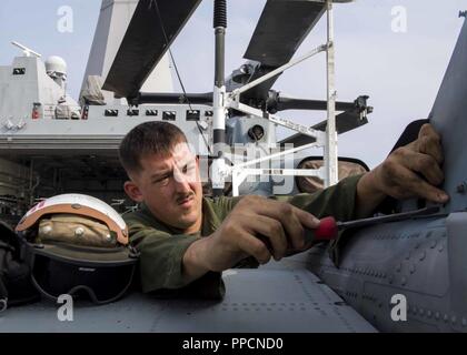 Indischer Ozean (Aug. 20, 2018) Marine Corps Cpl. Matthäus Regan, von Tampa, Fla., um die Marine Light Attack Helicopter Loslösung der Marine Medium Tiltrotor Squadron (VMM) 166, führt die Instandhaltung auf Ein UH-1Y Venom Hubschrauber auf dem Flight Deck von San Antonio zugeordnet - Klasse amphibious Transport dock USS Anchorage LPD (23), die während einer planmäßigen Einsatz der Essex Amphibious Ready Group (ARG) und 13th Marine Expeditionary Unit (MEU). Das Essex ARG/13 MEU ist ein fähiger und tödliche Navy-Marine Corps Team der 7 Bereich der Flotte im Einsatz der regionalen Stabilität zu unterstützen, reassur Stockfoto