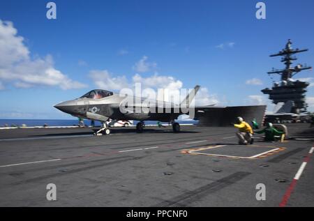 Ozean (Aug. 29, 2018) Eine F-35C Lightning II von der rauhen Räuber der Strike Fighter Squadron (VFA) 125 startet von der Flight Deck der Nimitz-Klasse Flugzeugträger USS Abraham Lincoln (CVN 72). Die Abraham Lincoln und Harry S. Truman Carrier Strike Gruppen beteiligen sich an Dual-carrier Erhaltung und Qualifizierung in den Atlantischen Ozean. Zusätzlich zum Demonstrieren der Marine innewohnenden Flexibilität und Skalierbarkeit, diese Entwicklung bietet die Möglichkeit komplexe, Multi-unit-Training maritime Interoperabilität und zur Bekämpfung der Bereitschaft zu verbessern und die Marine t vorbereiten Stockfoto