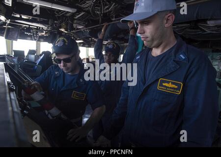 Atlantik (Aug. 29, 2018) Segler auf der Brücke beobachten Team stand Watch zugewiesen an Bord der geführte Anti-raketen-Zerstörer USS Arleigh Burke (DDG51). Arleigh Burke ist derzeit als Teil der Harry S. Truman Carrier Strike Group bereitgestellt. Harry S. Truman wird seine Bereitstellung weiterhin durch die Durchführung von sustainment Operationen in den Atlantik. Stockfoto