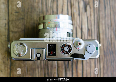 Blick von oben auf einen alten retro Film Kamera auf einem Holz Tisch Stockfoto