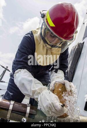 Indischer Ozean (Sep. 1, 2018) Schäden Controlman 3. Klasse Brandi N. Harris, von Jacksonville, Fla., Patches ein Rohr während eines General Quarters bohren an Bord der San Antonio-Klasse amphibious Transport dock USS Anchorage LPD (23), die während einer planmäßigen Einsatz von Essex Amphibious Ready Group (ARG) und 13th Marine Expeditionary Unit (MEU). Das Essex ARG/13 MEU ist eine tödliche, flexibel, und anhaltende Navy-Marine Corps Team in die USA 5 Flotte Bereich der Maßnahmen zur Unterstützung der Marine im Einsatz für die Stabilität und Sicherheit in der Region zu gewährleisten und verbindet das Mittelmeer Stockfoto