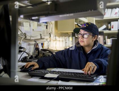 Indischer Ozean (Sep. 1, 2018), der Stern Sharon Ferracci, Suffolk, Virginia, da Bildung Service Officer serving, überprüft Profil Bettwäsche an Bord der San Antonio-Klasse amphibious Transport dock USS Anchorage LPD (23), die während einer planmäßigen Einsatz von Essex Amphibious Ready Group (ARG) und 13th Marine Expeditionary Unit (MEU). Das Essex ARG/13 MEU ist eine tödliche, flexibel, und anhaltende Navy-Marine Corps Team in die USA 5 Flotte Bereich der Maßnahmen zur Unterstützung der Marine im Einsatz für die Stabilität und Sicherheit in der Region zu gewährleisten und verbindet das Mittelmeer und den Pazifischen Raum. Stockfoto