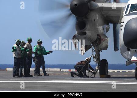 Ozean (Aug. 29, 2018) Segler Hilfe bei der Sicherung einer C-2 ein Greyhound, zugeordnet zu den 'Rawhides' der Flotte Logistic Support Squadron (VRC) 40, auf dem Flugdeck an Bord der Nimitz-Klasse Flugzeugträger USS Harry S. Truman (CVN 75). Harry S. Truman ist die Durchführung sustainment Operationen in den Atlantik. Stockfoto