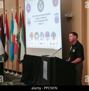 U.S. Army Command Sgt. Maj. William Thetford, US Central Command der älteren Soldaten Führer liefert begrüßt die Teilnehmer und liefert Erläuterungen während des CENTCOM gemeinsame Senior Soldaten Leaders Conference in Tampa, Fla., Sept. 6, 2018. Der Zweck des vier-tägigen US Central Command veranstaltete Konferenz ist ein Forum für ältere zur Verfügung zu stellen Soldaten Führer, Möglichkeiten zu befähigen und entwickeln ihre Unteroffizier Ränge und zu einem Netzwerk von multi-nationalen älteren Soldaten Profis. Ältere Soldaten Führer von Centcom der Komponente Befehle, fünf National Guard Einheiten und represe Stockfoto