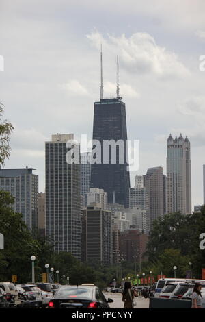 Das John Hancock Center Gebäude Turm und die umliegenden Gebäude von der Lincoln Park Zoo, als ein Teil der Skyline von Chicago während des Tages gesehen. Stockfoto